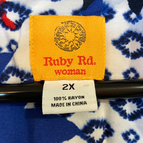 💲⬇️ Ruby Rd. Woman Floral Button-Down Blouse - Picture 6 of 7